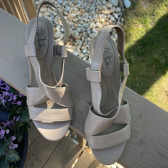 Life Stride Soft Systems high heels sandals. Size 7.5. Beige/ neutral. - Picture 3 of 7